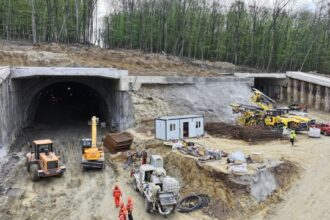 fotovideo umbrarescu a adus aproape 200 muncitori la tunelurile pentru ursi 6812230604997