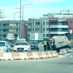 Impact spectaculos la Hanul Piraților: un vehicul a escaladat parapetul despărțitor! 2 galerie foto accident rutier la hanul piratilor o masina s a urcat pe parapetul despartitor 67fb951c33400