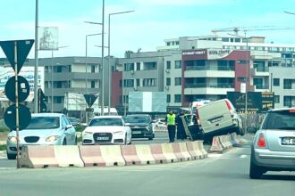 galerie foto accident rutier la hanul piratilor o masina s a urcat pe parapetul despartitor 67fb951c33400