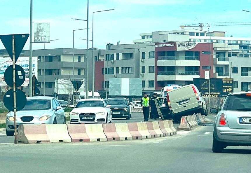 Impact spectaculos la Hanul Piraților: un vehicul a escaladat parapetul despărțitor! 1 galerie foto accident rutier la hanul piratilor o masina s a urcat pe parapetul despartitor 67fb951c33400