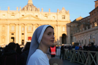 galerie foto cum a aratat piata sfantul petru in dimineata inmormantarii papei o lumina aurie a acoperit vaticanul de la primele ore 680c9ceb87121