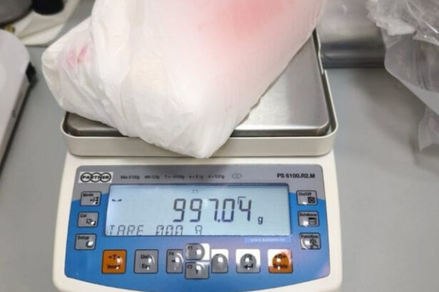 galerie foto doi irakieni si un bulgar retinuti de diicot dupa ce au fost prinsi in timp ce vindeau un kilogram de cocaina in bucuresti 67f946851caa1