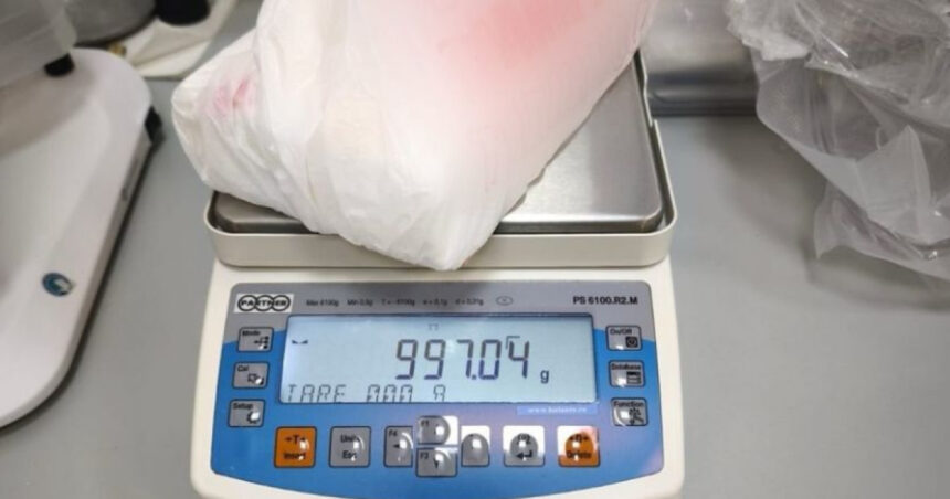 Captura surprinzătoare: Doi irakieni și un bulgar, prinsi de DIICOT în timp ce tranzacționau un kilogram de cocaină în inima Bucureștiului 1 galerie foto doi irakieni si un bulgar retinuti de diicot dupa ce au fost prinsi in timp ce vindeau un kilogram de cocaina in bucuresti 67f946851caa1