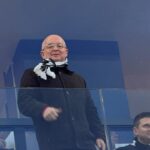 Emil Boc, în mijlocul "șepcilor roșii" la derby-ul cu Dinamo: Reacția surprinzătoare a primarului în fața camerelor de fotografiat 2 galerie foto emil boc alaturi de sepcile rosii la derby ul cu dinamo gestul edilului cand a vazut ca e fotografiat 67faa793725f8