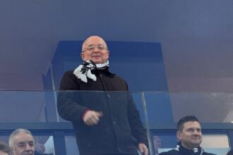 galerie foto emil boc alaturi de sepcile rosii la derby ul cu dinamo gestul edilului cand a vazut ca e fotografiat 67faa793725f8