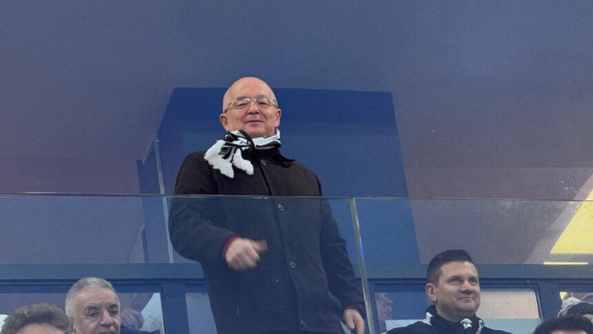 Emil Boc, în mijlocul "șepcilor roșii" la derby-ul cu Dinamo: Reacția surprinzătoare a primarului în fața camerelor de fotografiat 1 galerie foto emil boc alaturi de sepcile rosii la derby ul cu dinamo gestul edilului cand a vazut ca e fotografiat 67faa793725f8