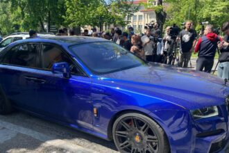 galerie foto gigi becali si a etalat noul rolls royce de 500 000 de e la palat 680610ab2d982