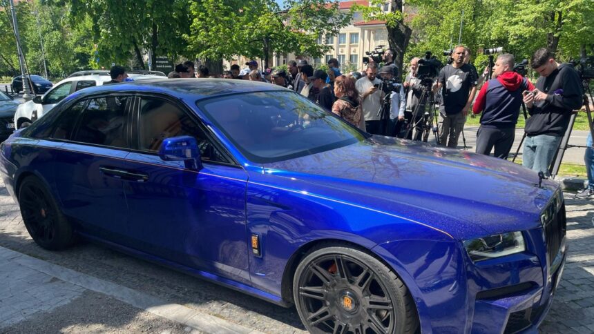 Gigi Becali își prezintă strălucitorul Rolls-Royce de 500.000 de euro la Palat! 1 galerie foto gigi becali si a etalat noul rolls royce de 500 000 de e la palat 680610ab2d982