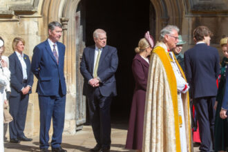 galerie foto printul andrew s a alaturat regelui charles si reginei camilla la slujba de paste dupa o lunga perioada de retragere din viata publica 68050bb76369c