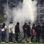 Dramă în Chile: Meciul Colo Colo – Fortaleza suspendat, soldat cu două vieți pierdute. Imaginile relevă amploarea tragediei 2 galerie foto tragedie in chile colo colo fortaleza intrerupt si cu doi morti imaginile arata dimensiunea dezastrului 67f8d864bb997