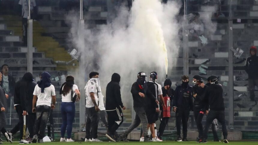 Dramă în Chile: Meciul Colo Colo – Fortaleza suspendat, soldat cu două vieți pierdute. Imaginile relevă amploarea tragediei 1 galerie foto tragedie in chile colo colo fortaleza intrerupt si cu doi morti imaginile arata dimensiunea dezastrului 67f8d864bb997