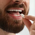 Cercetătorii trag un semnal de alarmă: Guma de mestecat eliberează mii de microplastice periculoase în cavitatea bucală! 2 guma de mestecat elibereaza mii de microplastice toxice in gura avertizeaza cercetatorii 67ec72e84ba4b