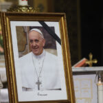 România intră în doliu național sâmbătă, cu ocazia înmormântării papei Francisc, printr-o decizie a guvernului adoptată joi. 3 guvernul adopta joi hotararea prin care va declara doliu national in romania sambata la inmormantarea papei francisc 68092e7280ad1