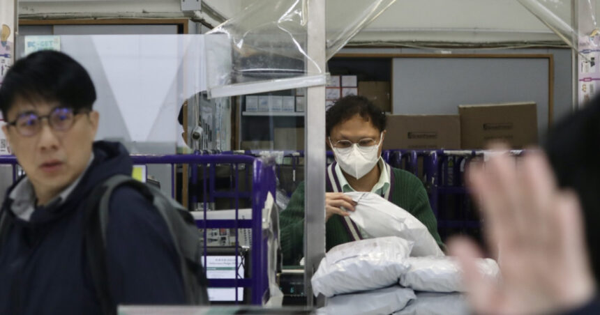 Hong Kong oprește livrările poștale către Statele Unite, impactând în special comenzile americane de pe platformele Shein, Temu și AliExpress. 1 hong kong suspenda serviciul postal catre sua sunt afectate in special cumparaturile americanilor de pe shein temu si aliexpress 67ff46d586579