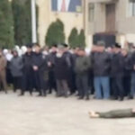 Ecosisteme medievale în Cecenia: Autoritățile sub lupă pentru expunerea cadavrului unui adolescent acuzat de atac asupra poliției. 2 imagini de evul mediu in cecenia autoritatile sunt acuzate ca au expus public cadavrul unui adolescent acuzat ca a atacat politia 67f7f89cb4176