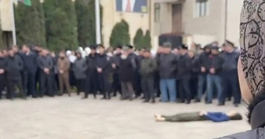 Ecosisteme medievale în Cecenia: Autoritățile sub lupă pentru expunerea cadavrului unui adolescent acuzat de atac asupra poliției. 1 imagini de evul mediu in cecenia autoritatile sunt acuzate ca au expus public cadavrul unui adolescent acuzat ca a atacat politia 67f7f89cb4176