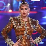 Descoperiri surprinzătoare în locuința emblematică a Iuliei Albu: Cu o rochie elegantă, vedeta ne dezvăluie zidurile deteriorate și renovările recente! 2 imagini noi din casa istorica a iuliei albu imbracata intr o rochie decupata vedeta a aratat zidurile scorojite si instalatia refacuta 6808a2f2b909a