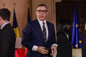imagini rare cu doi dintre copiii lui victor ponta cum au fost fotografiati andrei si irina inaintea dezbaterii electorale de la tvr 6811ddd997e02