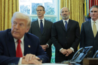 in mijlocul furtunii economice starnite de taxele vamale donald trump remaniaza echipa care se ocupa de strategia comerciala 67f854ed854bb