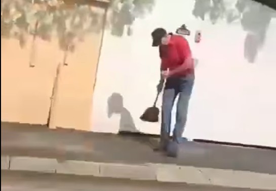 Iohannis, ca un om obișnuit: Mătura trotuarele cu sârguință! 1 iohannis in postura de muritor de rand da cu matura pe trotuar video 680cde3f78a48