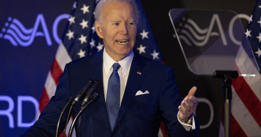 Joe Biden își ia avânt în prima sa declarație post-prezidențială, atacându-l pe Donald Trump fără a-l menționa pe actualul șef de stat. 1 joe biden l a atacat pe donald trump in primul sau discurs ca fost presedinte fara a i rosti numele actualului lider de la casa alba 67ff3f6cd9afb