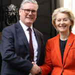 După cinci ani de la Brexit, Marea Britanie colaborează cu Uniunea Europeană pentru a-i contracara influența lui Donald Trump. Ce acord inovator urmează să fie semnat? 3 la cinci ani de la brexit marea britanie se aliaza cu ue ca sa il sfideze pe donald trump ce document se pregatesc sa semneze 68109fd77d409