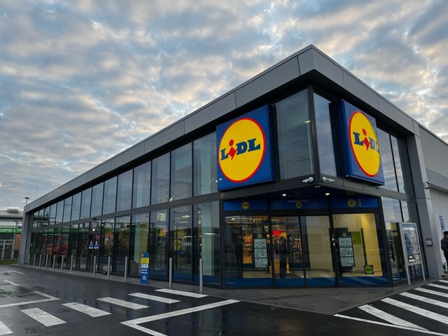 Lidl România: Necesitatea sprijinirii producătorilor autohtoni. Georgiana Radu, membru al Consiliului de Conducere, subliniază că clienții doresc experiențe de cumpărare distincte, cu un accent pe semipreparate refrigerate. 1 lidl in romania avem nevoie de producatori locali georgiana radu membru in consiliul de conducere clientii cauta si anumite experiente de cumparare orientare catre semipreparatele refrigerate 67ff2dbcb38f5