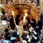 Minunea Sfintei Lumină de la Mormântul Sacru din Ierusalim: Povestea aprinderii și călătoria ei către credincioși 2 live minunea luminii sfinte de la mormantul sfant din ierusalim cum se aprinde si cum ajunge la credinciosi 68036d48a571c