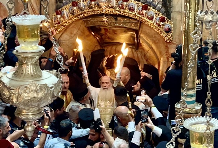 Minunea Sfintei Lumină de la Mormântul Sacru din Ierusalim: Povestea aprinderii și călătoria ei către credincioși 1 live minunea luminii sfinte de la mormantul sfant din ierusalim cum se aprinde si cum ajunge la credinciosi 68036d48a571c