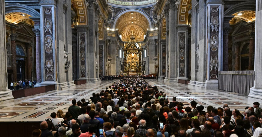 Roma, sub privirile celor care vor lua parte la înmormântarea papei: Mormântul suveranului pontif deschis pentru vizitare începând de duminică 1 live videotext roma sub asediul celor care vor participa la funeraliile papei mormantul suveranului pontif va putea fi vizitat de duminica 680a403d8c02f