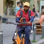Străinii care livrează în România, victime ale hărțuirii și concedierilor abuzive: Doi dintre ei au dat în judecată și au obținut compensații morale. Povestea lor de muncă și supraviețuire. 2 livratorii straini din romania incep sa reclame ca sunt hartuiti de angajatori si concediati abuziv doi s au dus la proces si au primit si reparatii morale cum au trait si lucrat 680772c428267