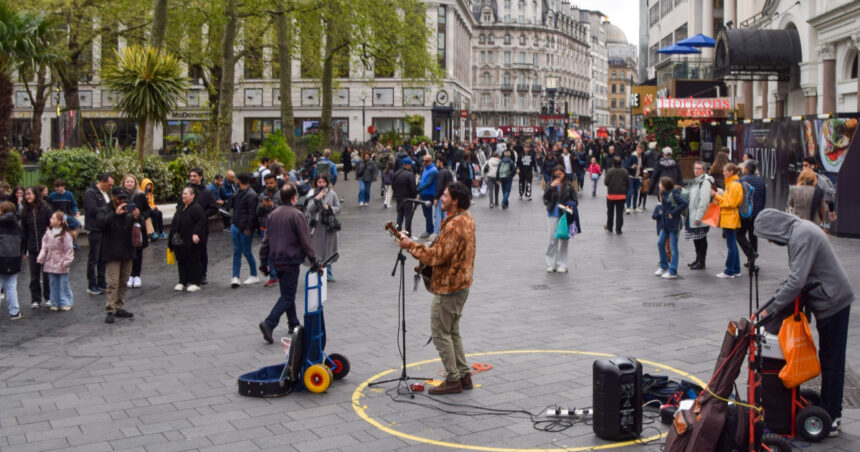 Londra pornește o cruciadă împotriva artiștilor stradali: spectacolele lor publice devin ilegale! 1 londra declara razboi artistilor stradali spectacolele publice ale acestora vor fi interzise si considerate infractiune 68012d70bca9c