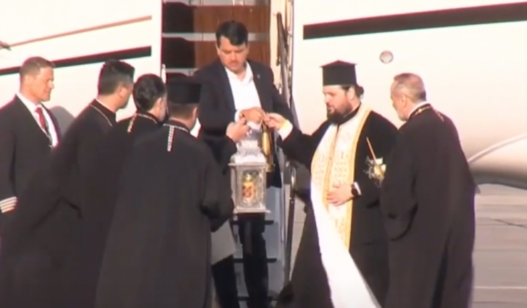 Sărbătoarea Luminii: Când va străluci Sfânta Flacără în România? 1 lumina sfanta a fost aprinsa la ierusalim cand va ajunge in romania 6803a6b363a26