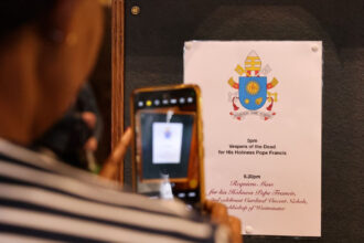 masinaria de comunicare a vaticanului la turatie maxima pentru a anunta lumii decesul papei francisc 680675c707ae5