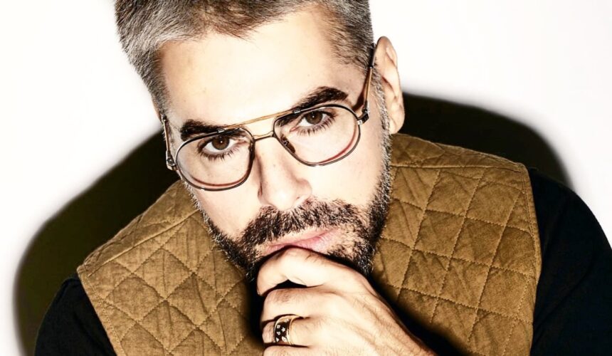 Maurice Munteanu, atac dur pe rețelele sociale: „Un pseudo-designer eșuat, o ființă distorsionată, nefericită și sinistră.” Fanii au identificat vedeta vizată. 1 maurice munteanu mesaj acid pe internet un fel de pseudo designer ratat creatura pocita nefericita sinistra fanii au dezvaluit la ce vedeta se refera 67fd1877b1432