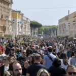 O mare de admiratori l-au sărbătorit pe Papa Francisc în Piața Sfântul Petru: „A transformat multe vieți și a înlăturat obstacole” 2 mii de oameni i au adus un omagiu papei francisc in piata sfantul petru a schimbat multe lucruri a daramat bariere 68064f3e819c6