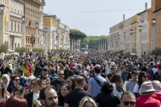 mii de oameni i au adus un omagiu papei francisc in piata sfantul petru a schimbat multe lucruri a daramat bariere 68064f3e819c6