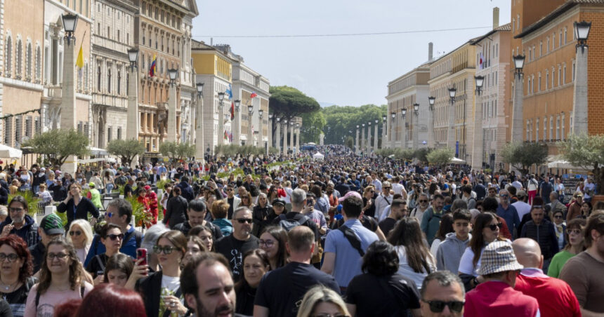 O mare de admiratori l-au sărbătorit pe Papa Francisc în Piața Sfântul Petru: „A transformat multe vieți și a înlăturat obstacole” 1 mii de oameni i au adus un omagiu papei francisc in piata sfantul petru a schimbat multe lucruri a daramat bariere 68064f3e819c6