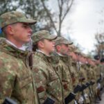 Mesajul de Paște al Ministrului Apărării: O omagiu adus eroilor Armatei României, care au luptat cu jertfă pentru țară. Să răspândim lumină în amintirea lor în această noapte sfințită! 2 ministrul apararii vorbeste in mesajul de paste despre eroii armatei romaniei care au aparat patria cu pretul vietii in aceasta sfanta noapte se cuvine sa aprindem lumina si in memoria lor 6803f52e37956