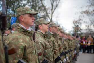 ministrul apararii vorbeste in mesajul de paste despre eroii armatei romaniei care au aparat patria cu pretul vietii in aceasta sfanta noapte se cuvine sa aprindem lumina si in memoria lor 6803f52e37956