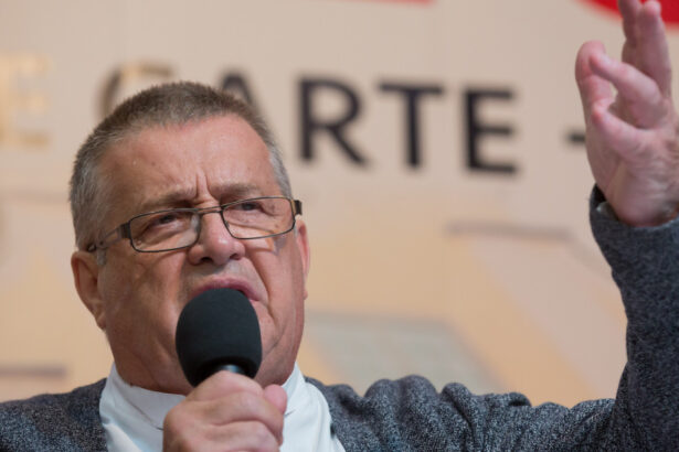 mircea dinescu anunta ca il da in judecata pe victor ponta in mod normal ar trebui sa fie bagat la puscarie pentru tradare nationala 67f7d9cf2f534