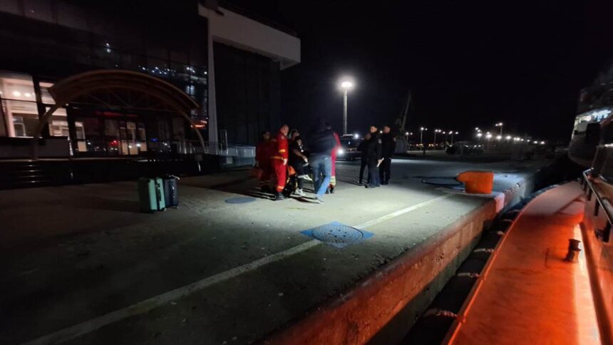 Operațiune ARSVOM pentru salvarea unui marinar cu o leziune la brațul drept 1 misiune arsvom pentru preluarea unui marinar ranit la mana dreapta 6805e69534b78