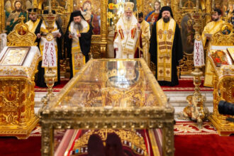 moastele sfintei imparatese elena au ajuns la manastirea pantocrator pelerinii sunt asteptati pana pe 8 mai 681283af867c1