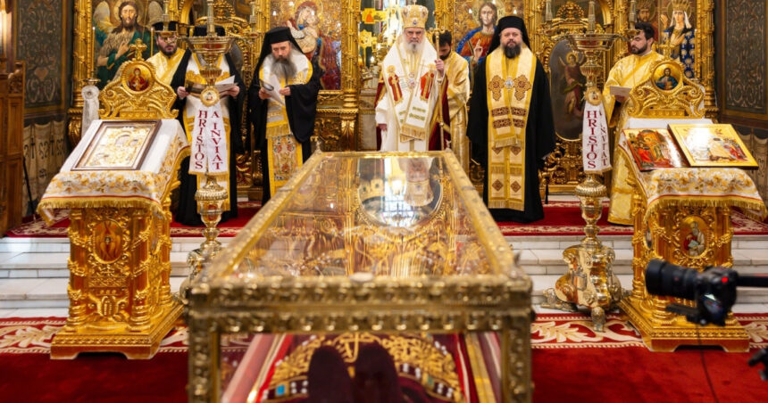 Sfintele Relicve ale Împărătesei Elena au pătruns la Mănăstirea Pantocrator. Pelerinii sunt invitați să se închine până pe 8 mai. 1 moastele sfintei imparatese elena au ajuns la manastirea pantocrator pelerinii sunt asteptati pana pe 8 mai 681283af867c1