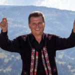 Nea Mărin se întoarce pe Antena 1 cu un sezon fresh al emisiunii „Poftiți pe la noi”. Ce noutăți aduce și cine sunt starurile invitate: „Acest format reinventat este fix ceea ce ne dorea inima” 2 nea marin revine la antena 1 cu un nou sezon poftiti pe la noi ce schimbari au loc si cine sunt vedete invitate formatul asta nou e exact ce aveam nevoie 6808dff6ae383