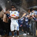Euforie în Anglia: primele două formații își sărbătoresc ascensiunea în Premier League cu șampanie! 3 nebunie in anglia primele doua echipe au promovat in premier league si au desfacut sampania 68069d915161b