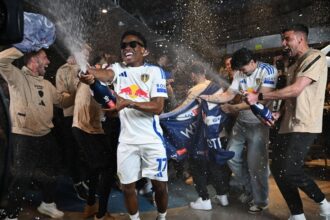 nebunie in anglia primele doua echipe au promovat in premier league si au desfacut sampania 68069d915161b