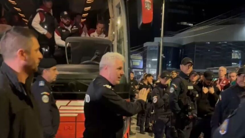 Știre de ultimă oră: Marius Șumudică își încheie capitolul la Rapid, având un mesaj emoționant pentru fani: „Nu mai conduc echipa. Vă mulțumesc pentru tot!” 1 news alert marius sumudica si a dat demisia in fata suporterilor nu mai sunt antrenorul rapidului va multumesc frumos pentru tot ce ati facut 6809490ce282e