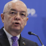 Emil Boc, un potențial candidat pentru funcția de judecător al CCR: Predoiu subliniază experiența sa în domeniul juridic 2 numele lui emil boc vehiculat pentru un post de judecator ccr predoiu are expertiza a profesat dreptul 67ed76a6df51c