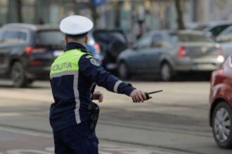 o masina de politie avariata in sectorul 1 dupa ce un sofer beat nu a oprit la semnalele agentilor cu ce viteza conducea 6804f7026dddb